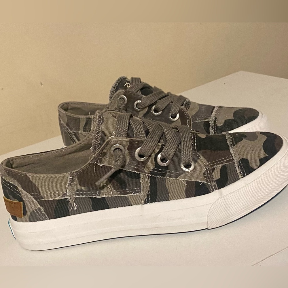 Camouflage Blow Fish Women’s/Girl’s Shoe in size 6!